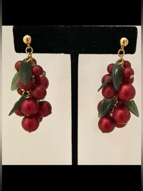 VTG Avon Berry leaf gold earrings